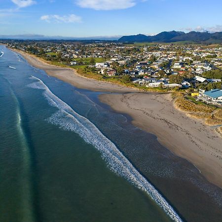 Tasman Holiday Parks - Waihi Beach エクステリア 写真 Aerial view of the beach at Waikuku