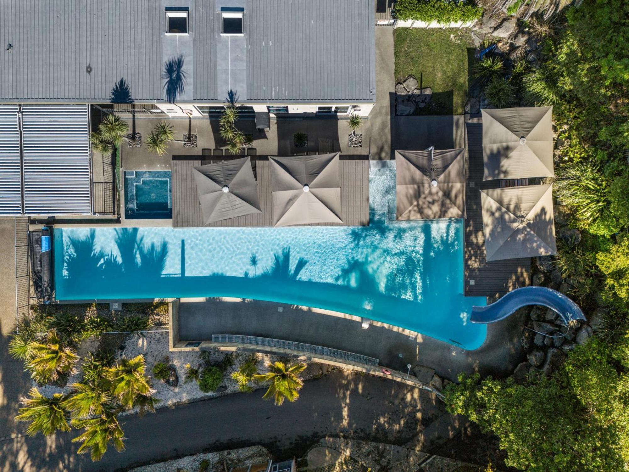 Tasman Holiday Parks - Waihi Beach エクステリア 写真 Aerial view of the pool