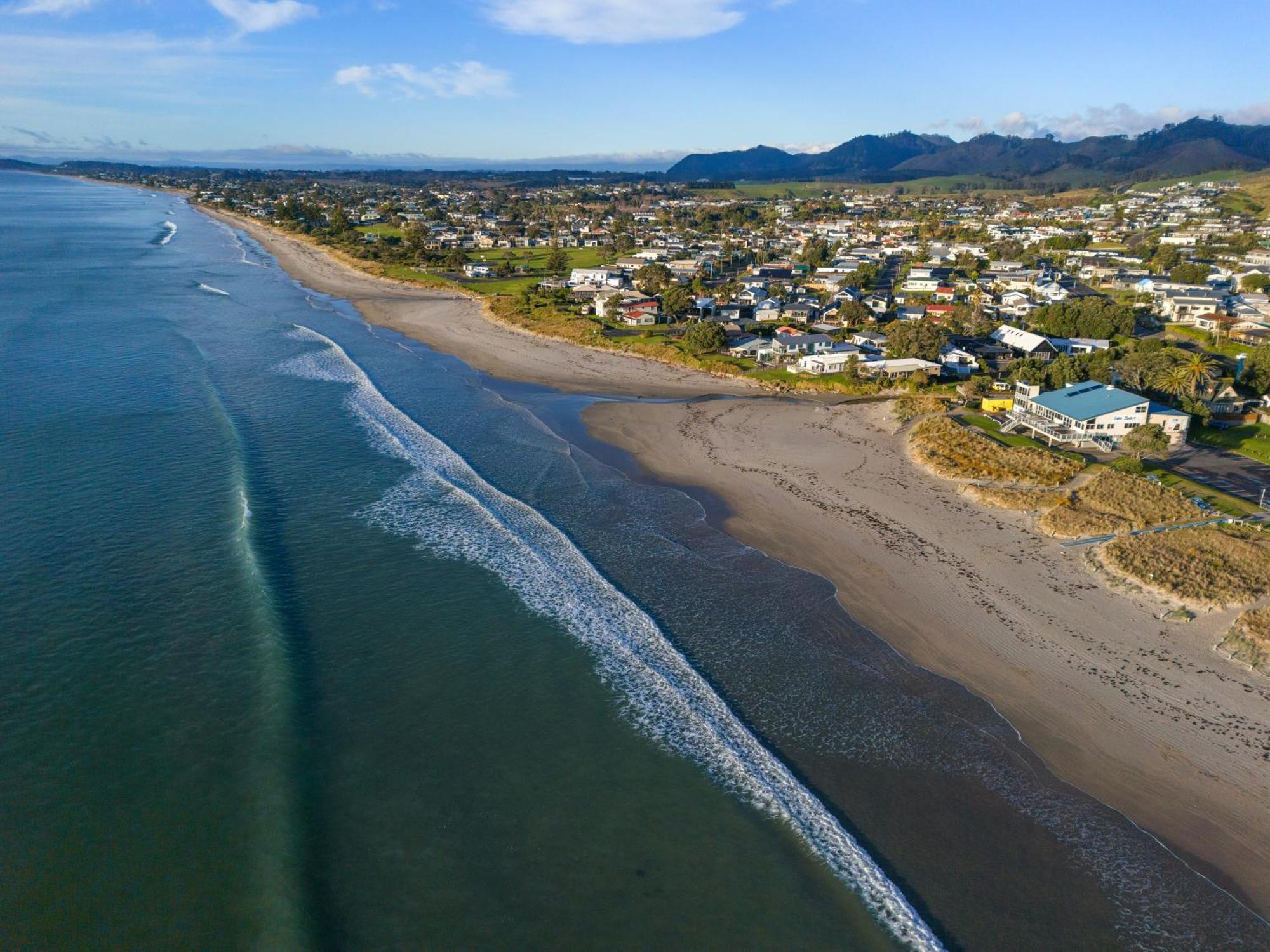 Tasman Holiday Parks - Waihi Beach エクステリア 写真 Aerial view of the beach at Waikuku