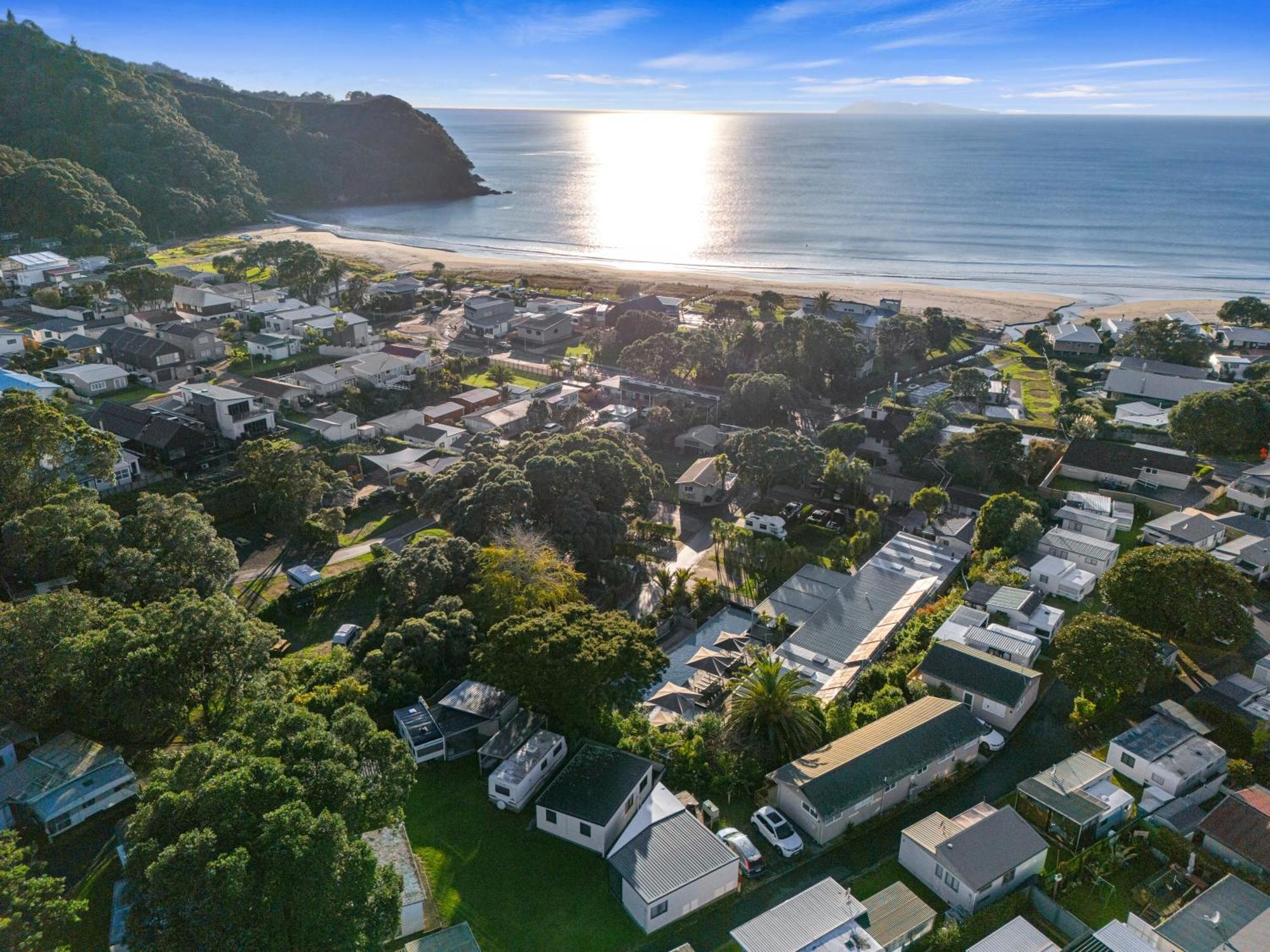 Tasman Holiday Parks - Waihi Beach エクステリア 写真 Aerial view of the town