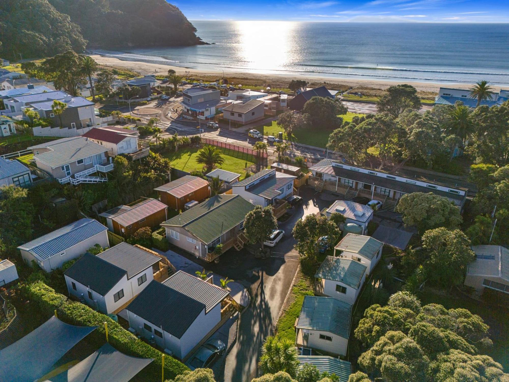 Tasman Holiday Parks - Waihi Beach エクステリア 写真 Aerial view of the town