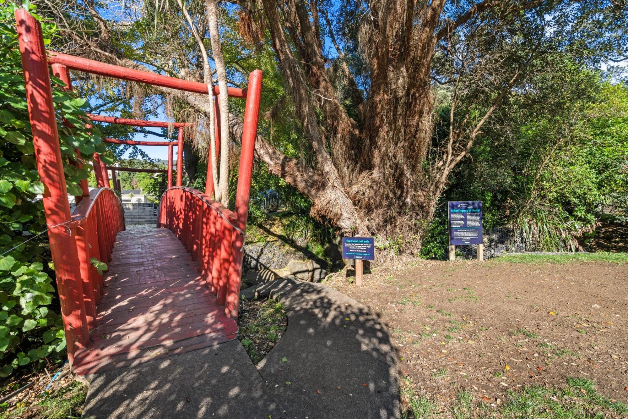 Tasman Holiday Parks - Waihi Beach エクステリア 写真 The bridge at the entrance to the park