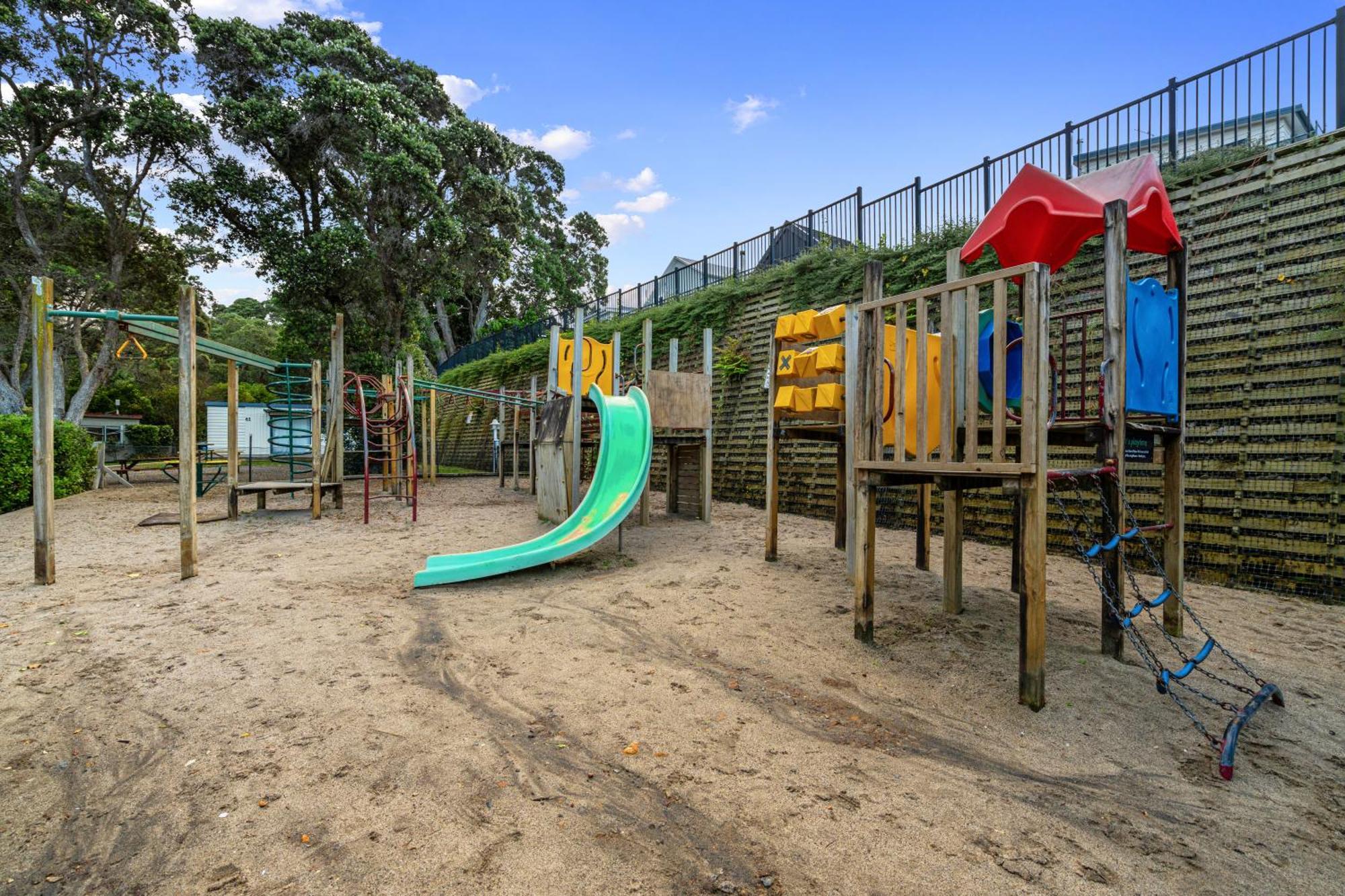 Tasman Holiday Parks - Waihi Beach エクステリア 写真 Playground at the park