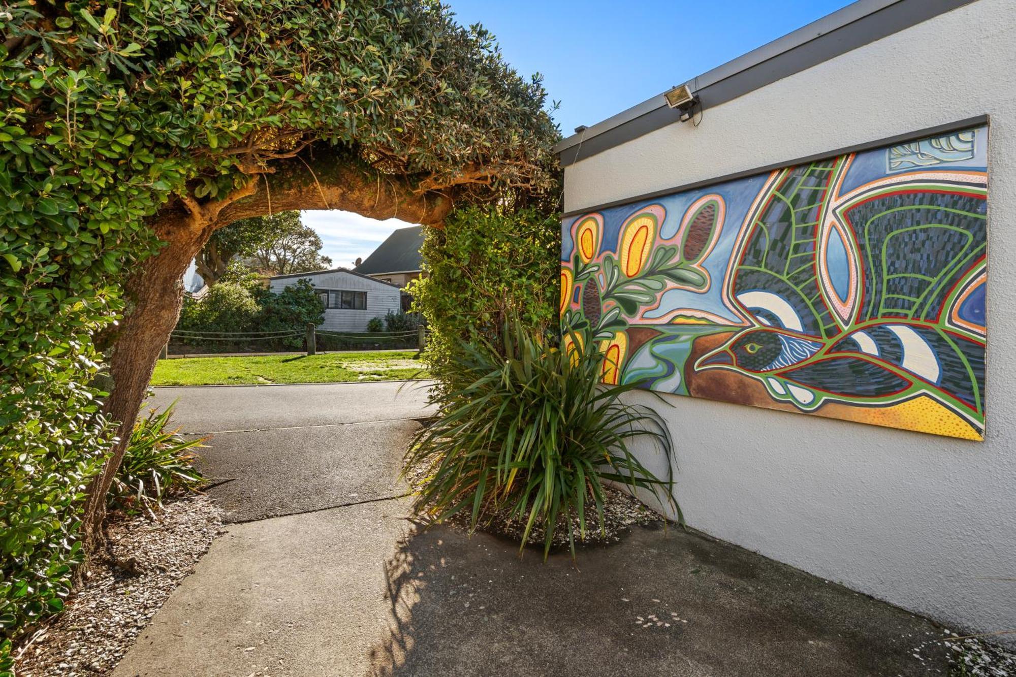 Tasman Holiday Parks - Waihi Beach エクステリア 写真 Mural on the side of a house in the suburb of St Johns, Auckland