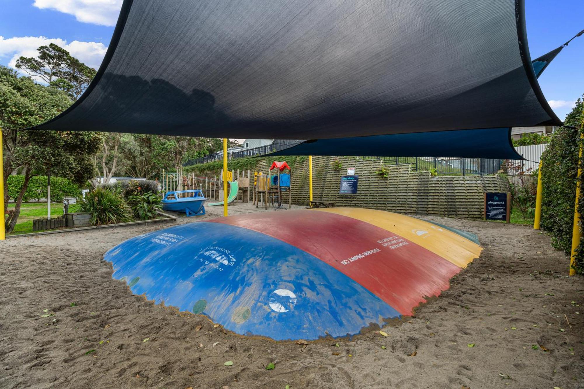 Tasman Holiday Parks - Waihi Beach エクステリア 写真 A jumping pillow at a playground in New Zealand