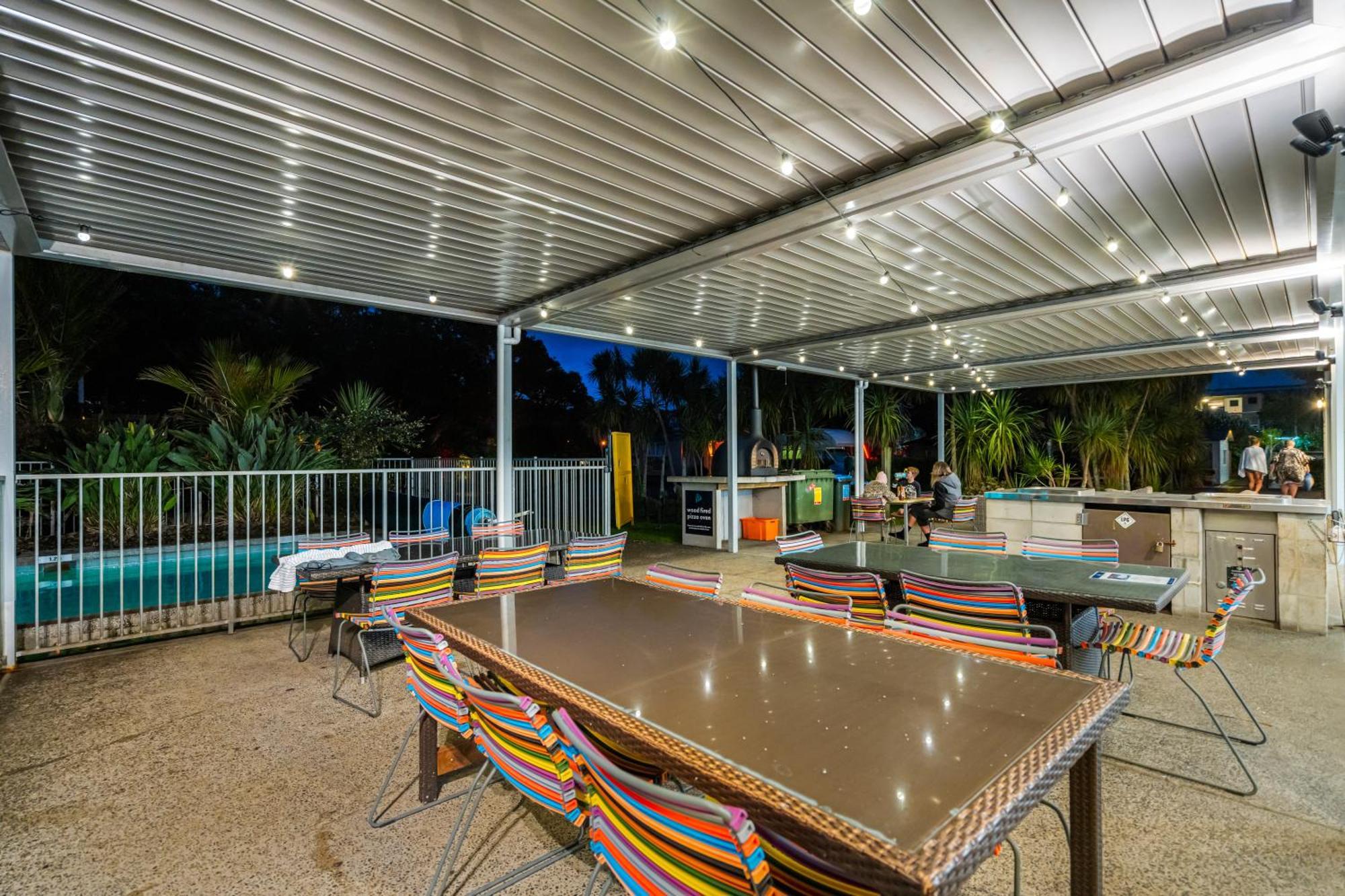 Tasman Holiday Parks - Waihi Beach エクステリア 写真 A louvred roof system