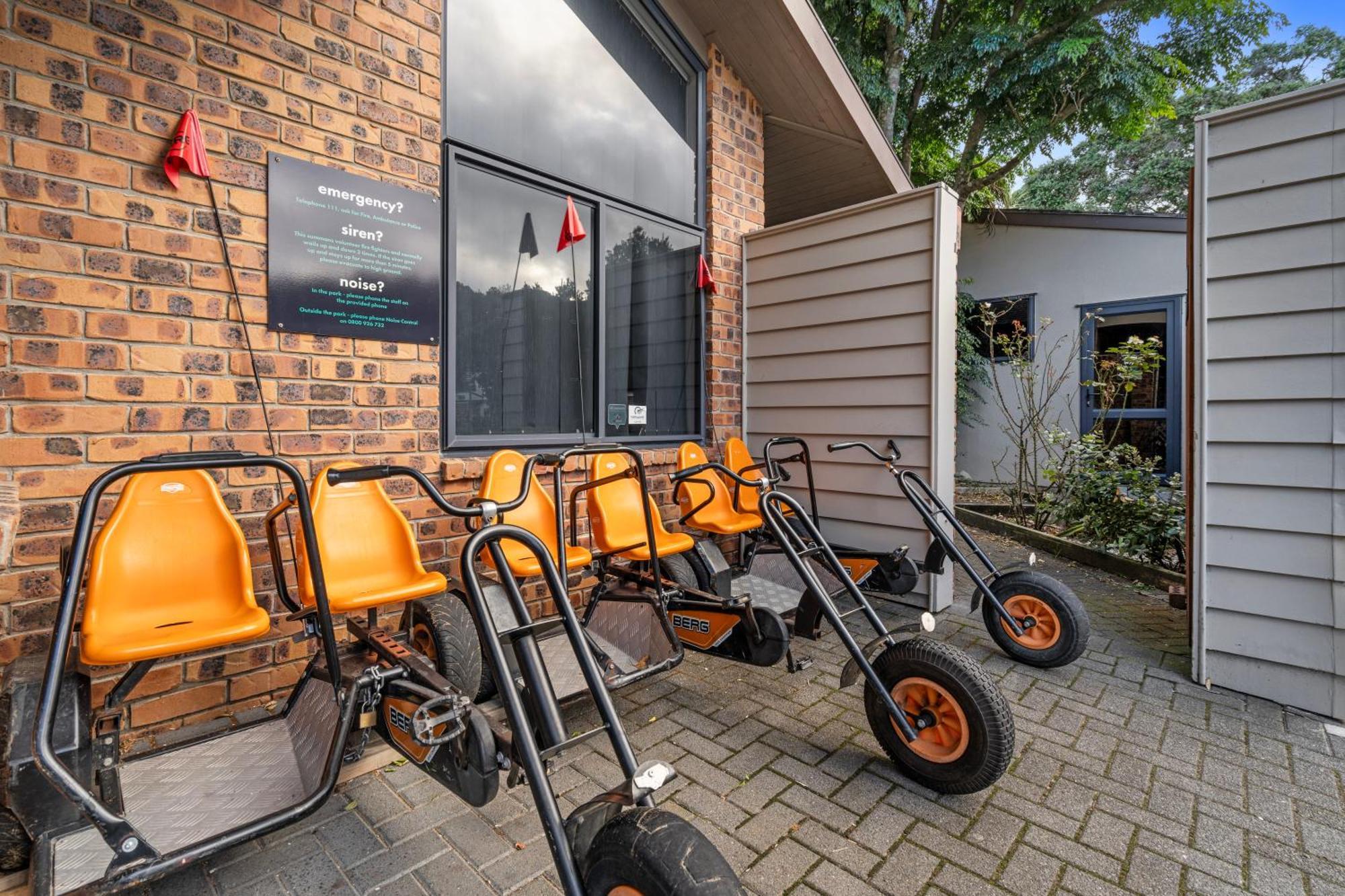 Tasman Holiday Parks - Waihi Beach エクステリア 写真 The bike share at the visitor centre