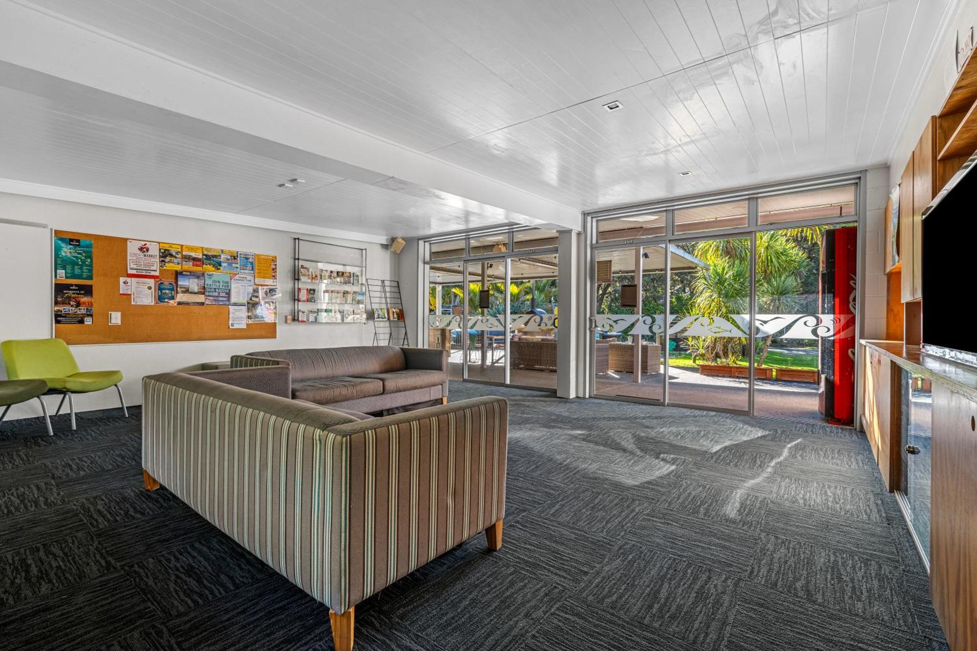 Tasman Holiday Parks - Waihi Beach エクステリア 写真 The interior of the school's main building