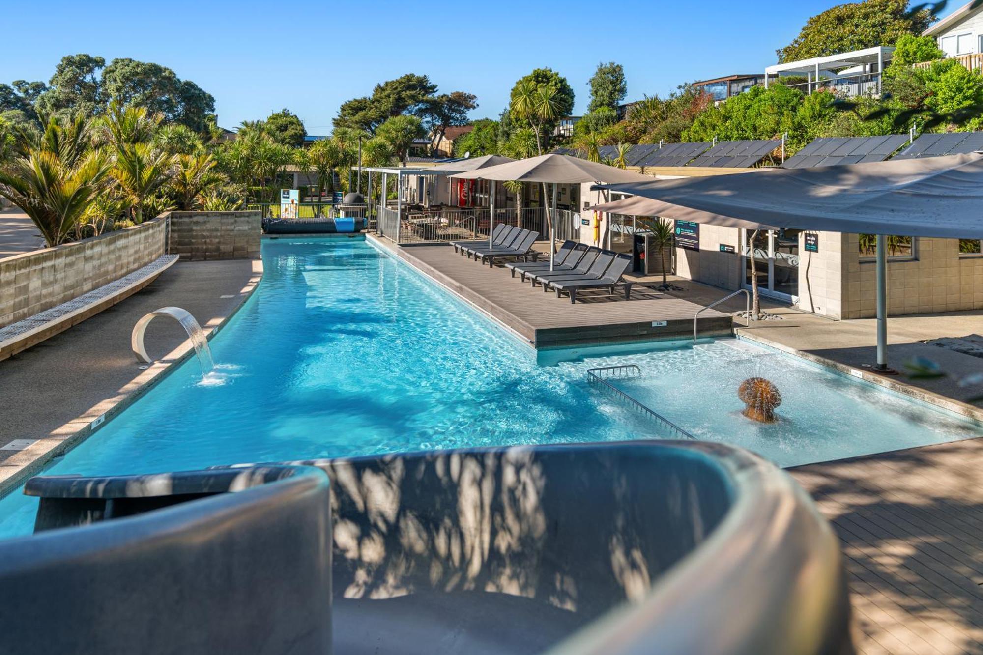 Tasman Holiday Parks - Waihi Beach エクステリア 写真 The pool at the Bay of Many Coves