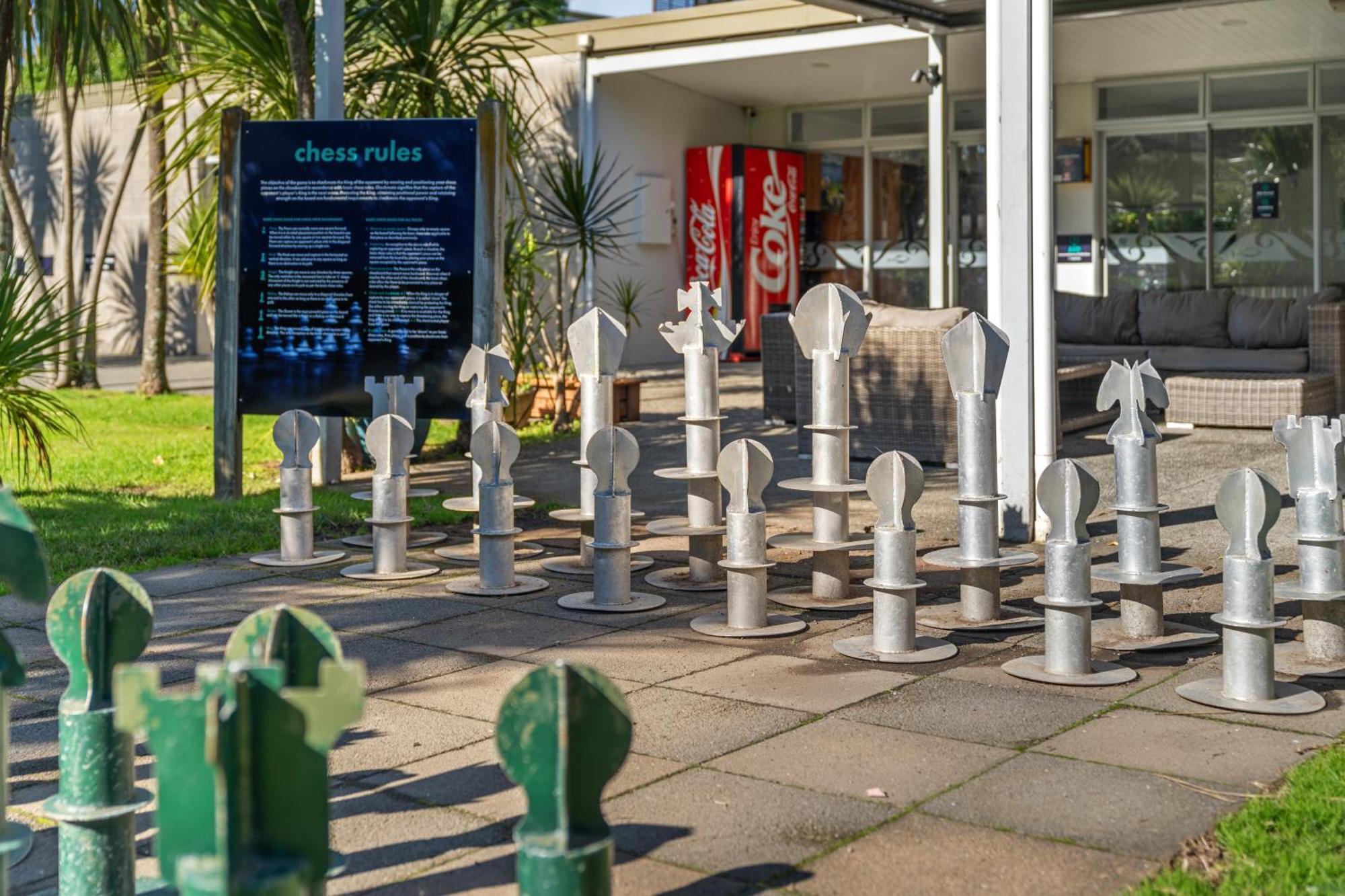 Tasman Holiday Parks - Waihi Beach エクステリア 写真 Chess set at the entrance of the library