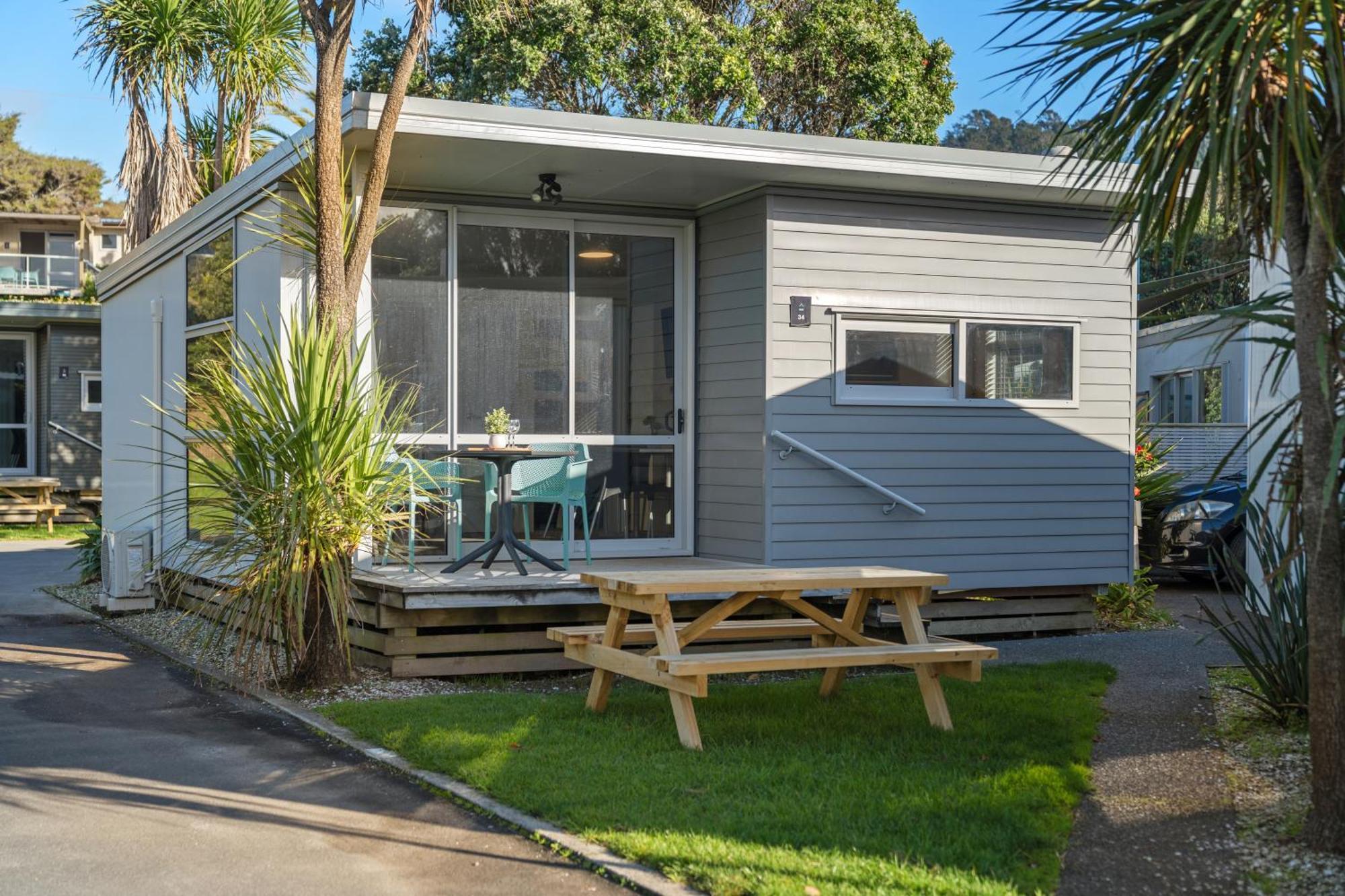 Tasman Holiday Parks - Waihi Beach エクステリア 写真 A bach at a holiday park in New Zealand
