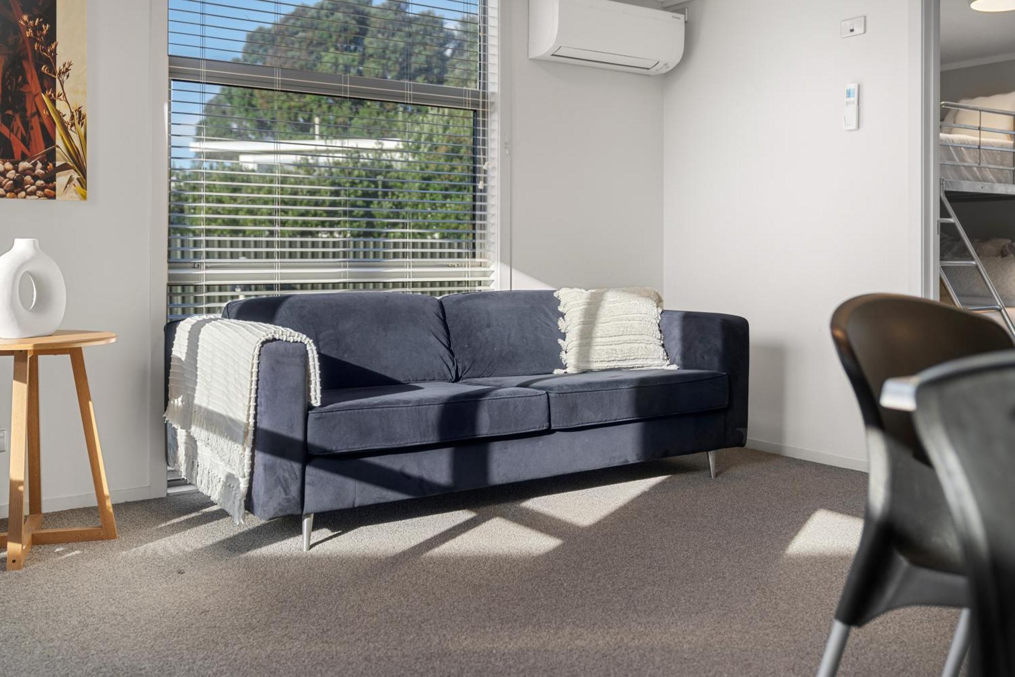 Tasman Holiday Parks - Waihi Beach エクステリア 写真 A sofa