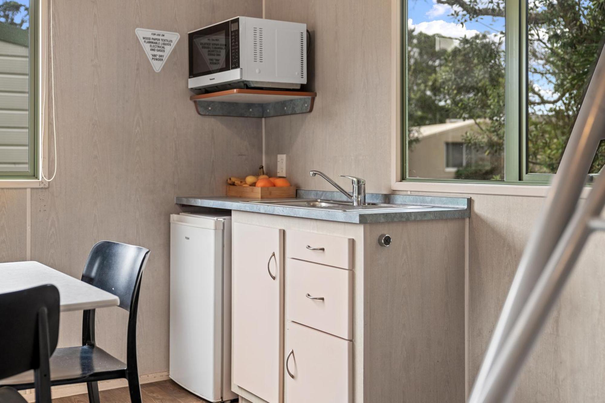 Tasman Holiday Parks - Waihi Beach エクステリア 写真 A typical kitchen in a typical studio
