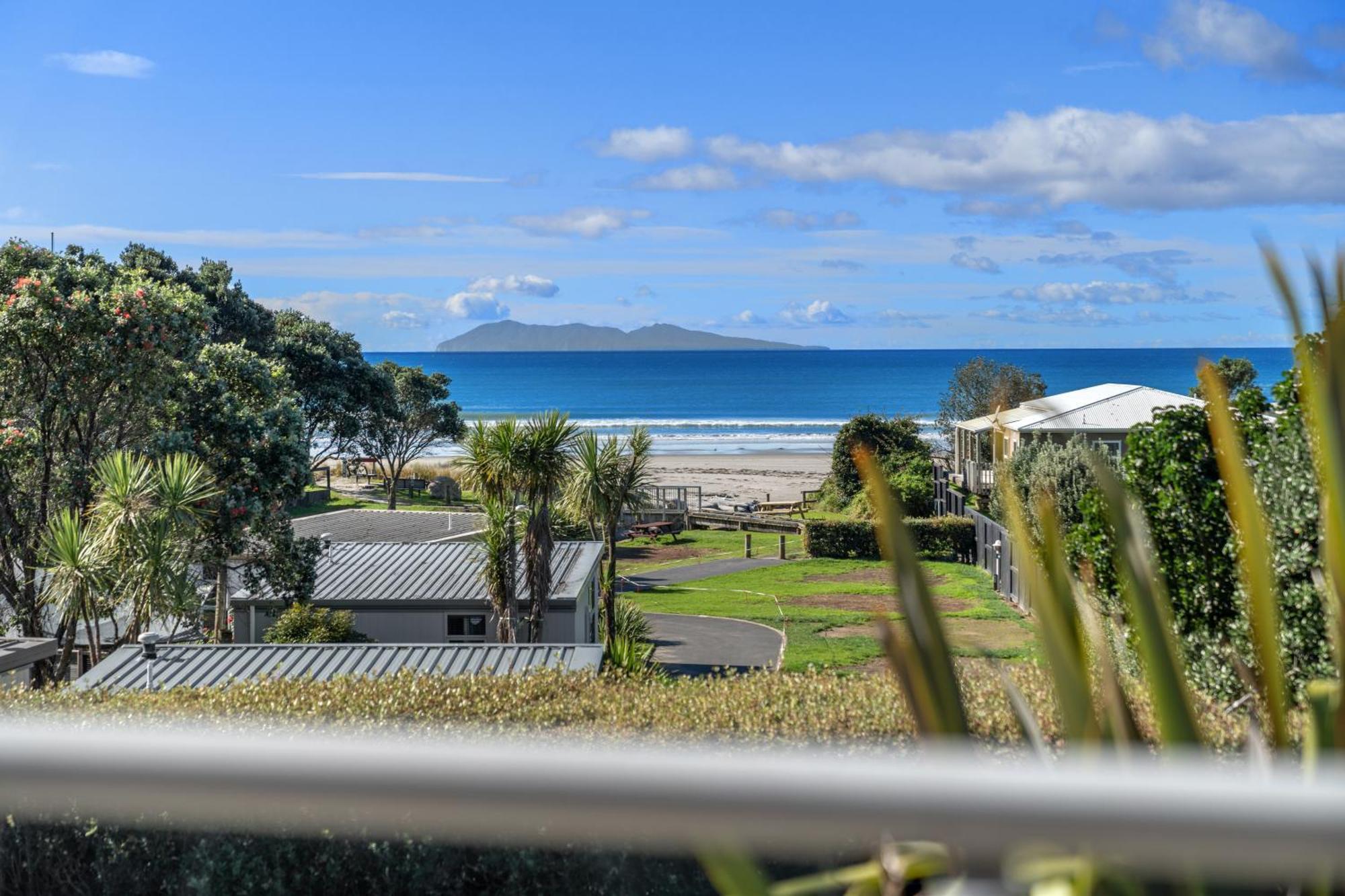 Tasman Holiday Parks - Waihi Beach エクステリア 写真 View of the bay from the town
