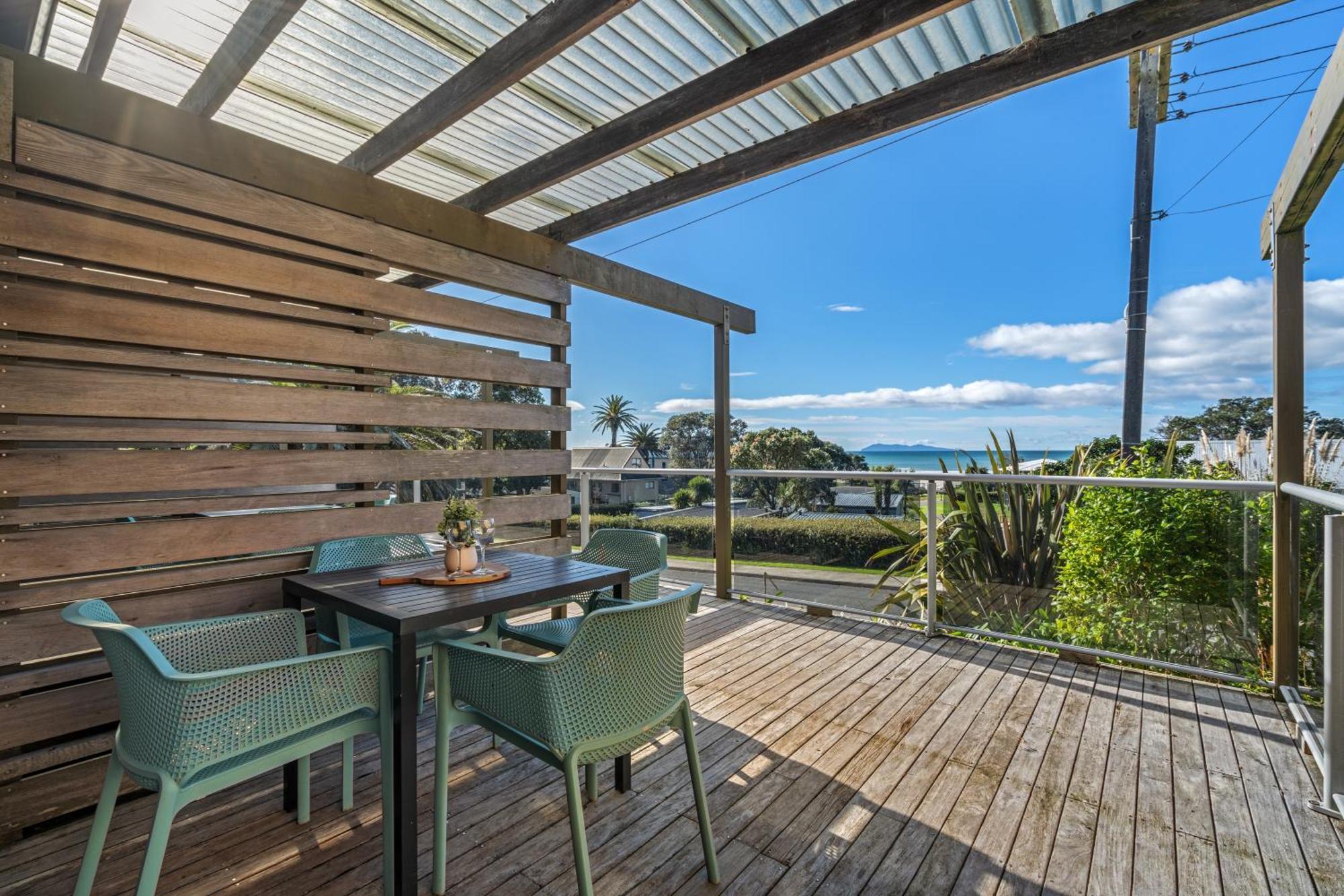 Tasman Holiday Parks - Waihi Beach エクステリア 写真 A deck in New Zealand
