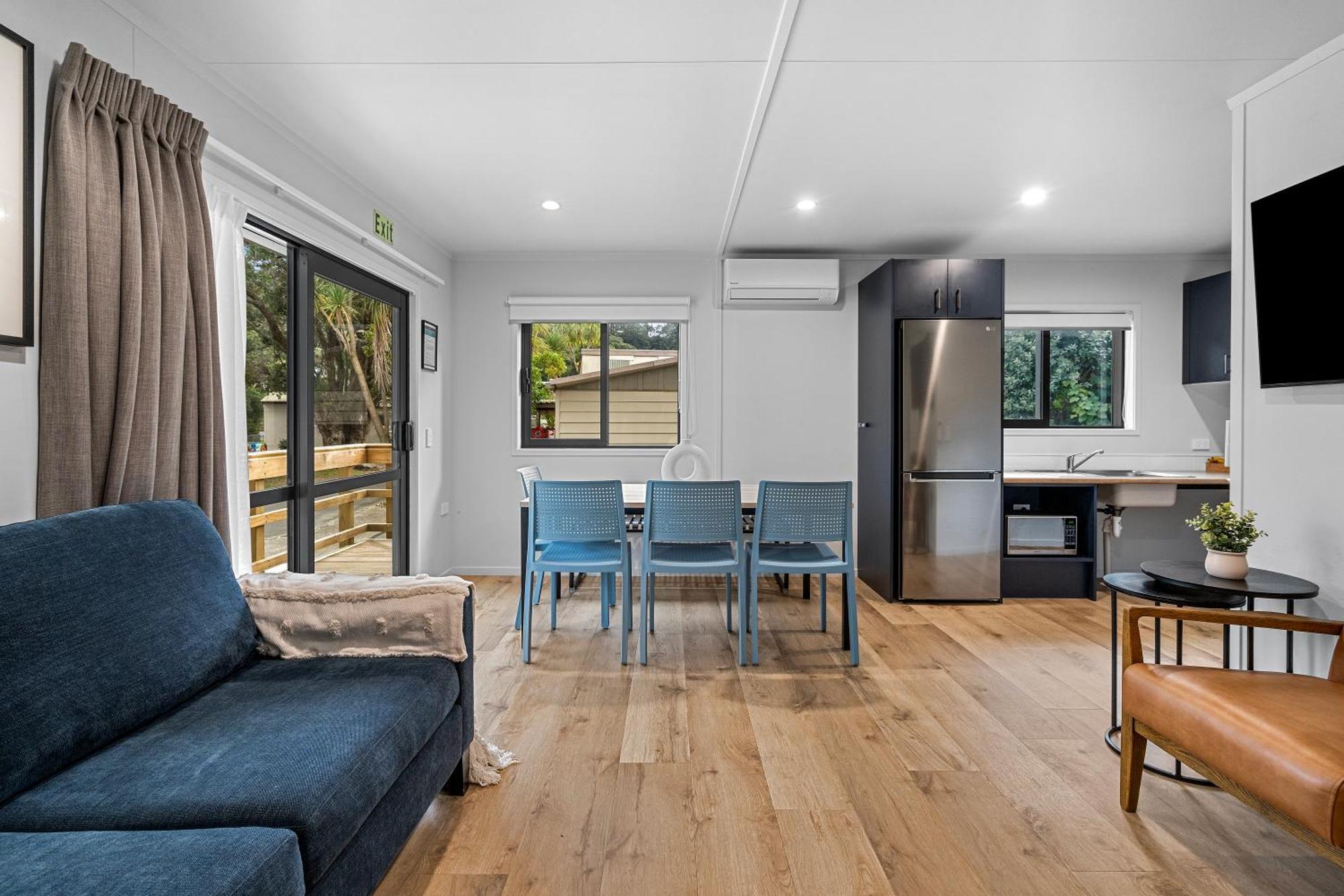 Tasman Holiday Parks - Waihi Beach エクステリア 写真 A modern bach interior