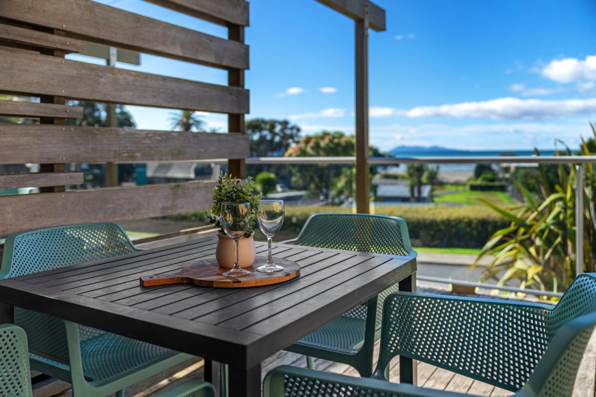 Tasman Holiday Parks - Waihi Beach エクステリア 写真 A balcony in New Zealand